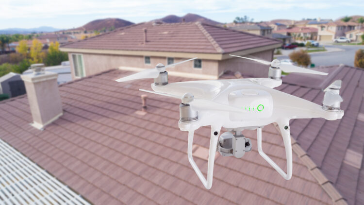 Inspektion des eigenen Hauses mit einer Drohne
