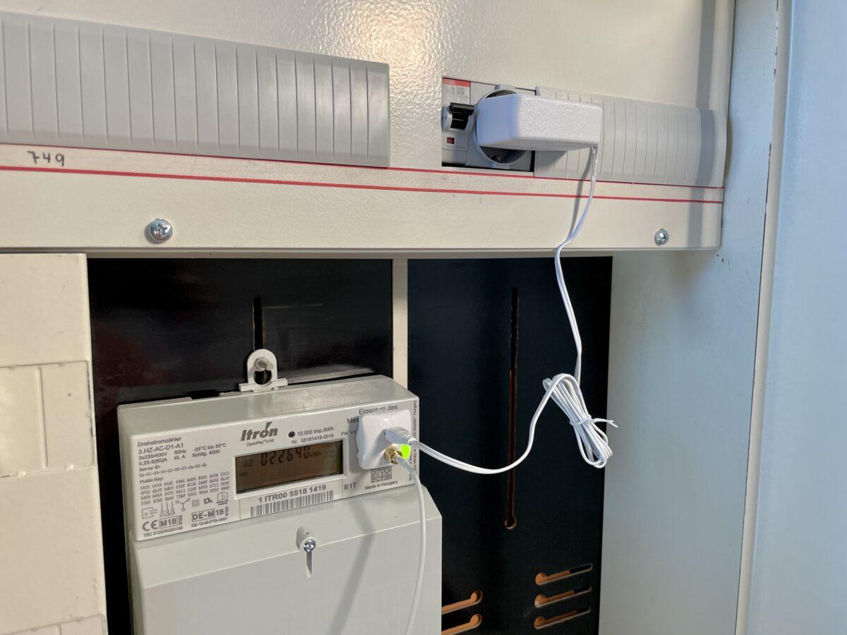 Powerfox poweropti angeschlossen an einem digitalen Stromzähler